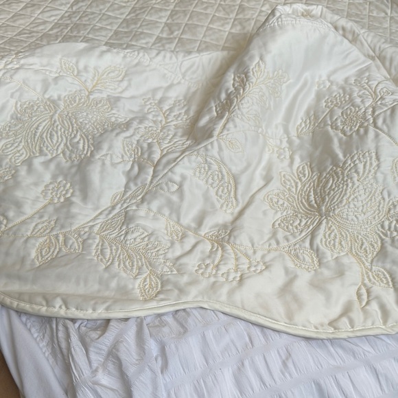 Martha Stewart Queen Cream Quilted Embroidered Coverlet And 2 Matching Shams - Picture 8 of 13